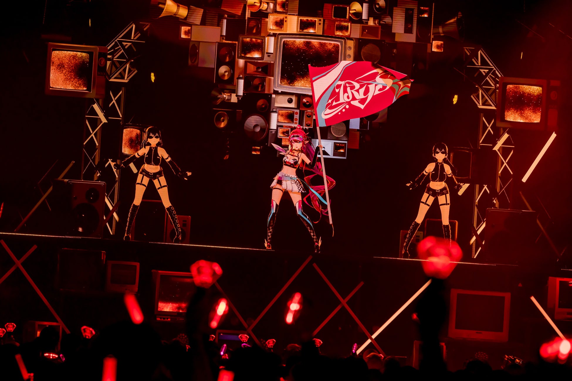 旗とダンサーを伴うステージ。公式レポート掲載写真