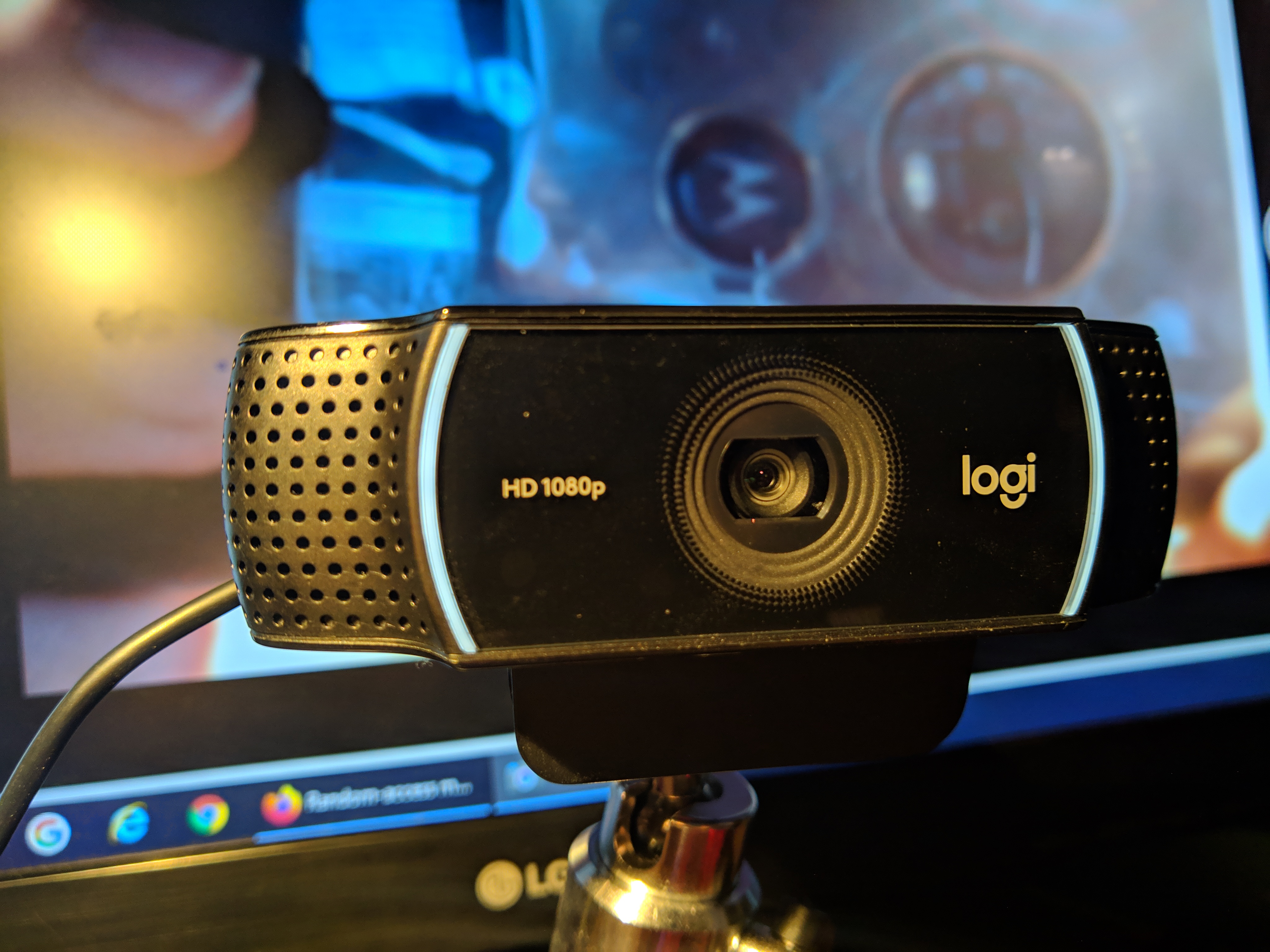 Logicool C922ウェブカメラのレンズと左右の本体形状が分かる実写真