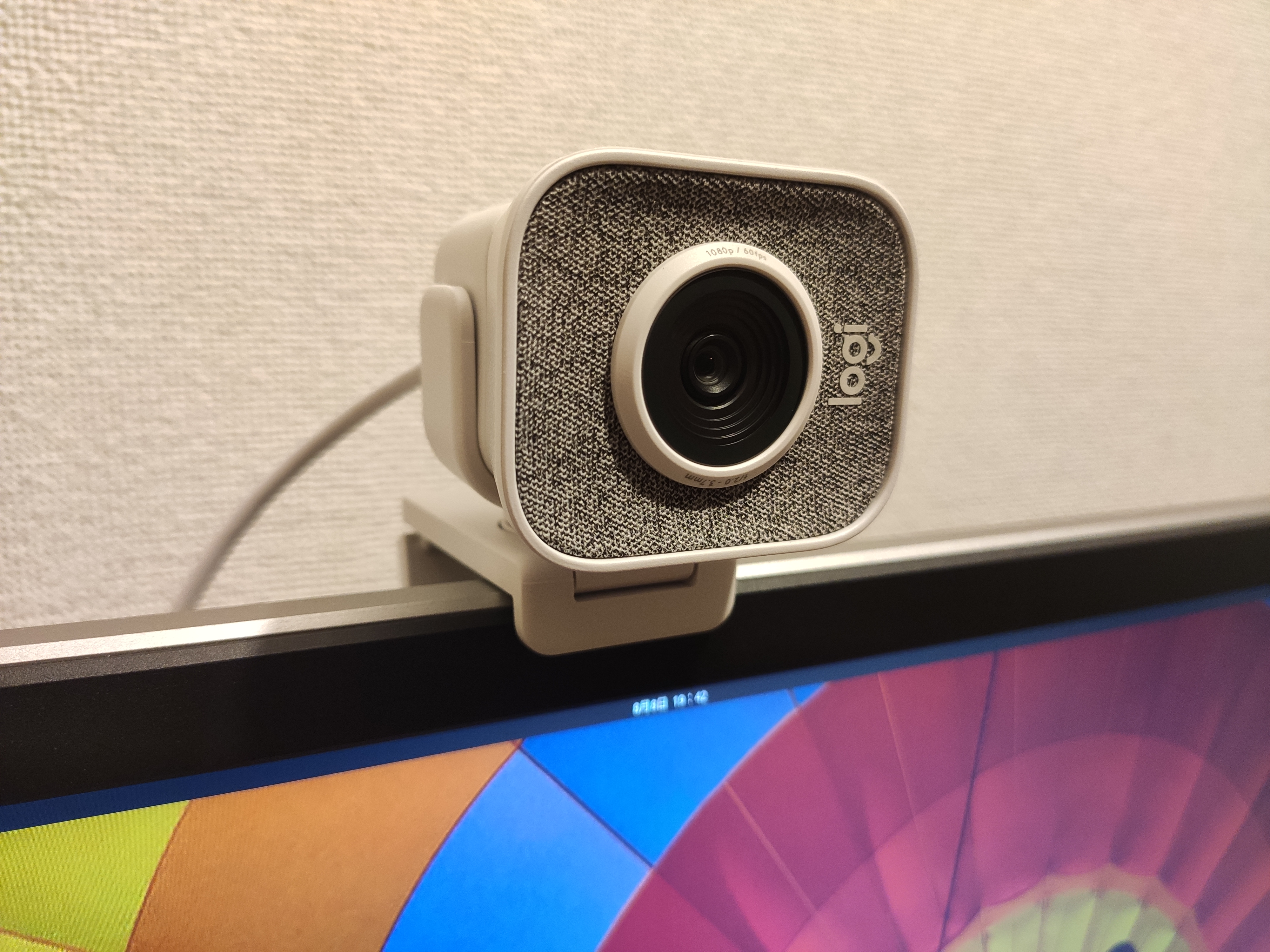 モニター上に取り付けたオフホワイトのLogicool StreamCam C980OW実物写真
