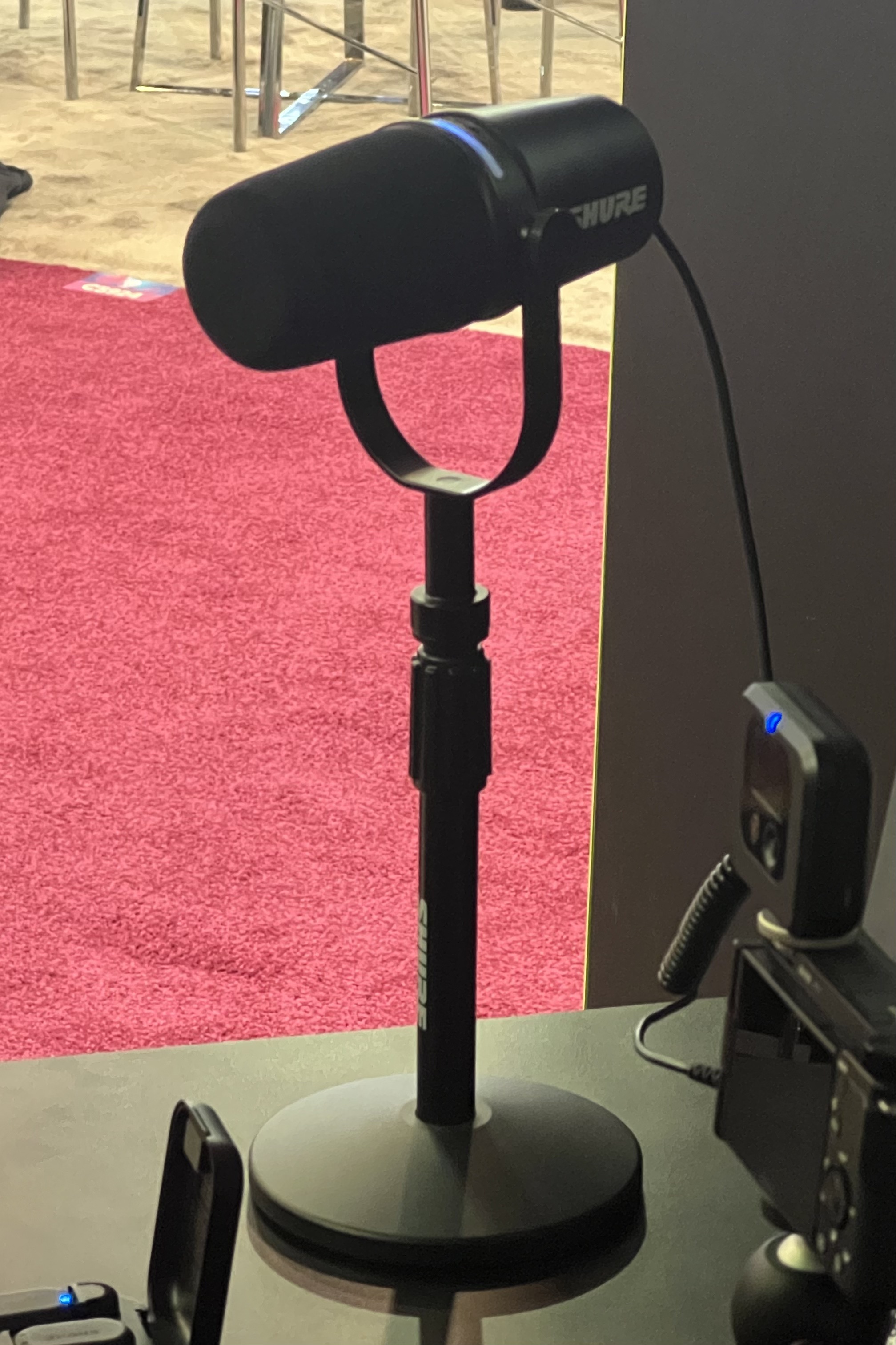 Shure MV7+ブラックの本体。先端と側面、LED帯が写る実物写真